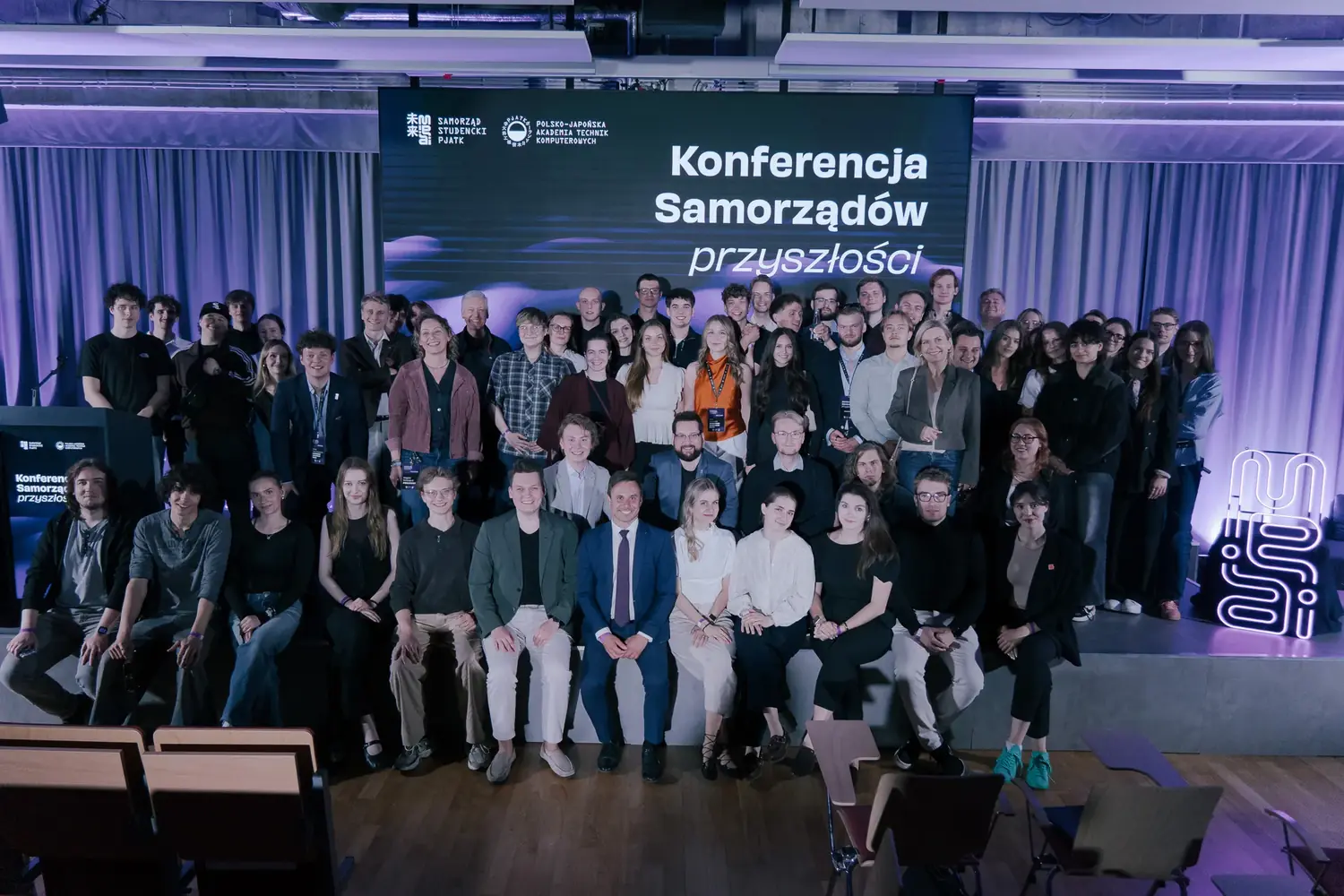 Uczestnicy Konferencji Samorządów Przyszłości pod ścianką wydarzenia