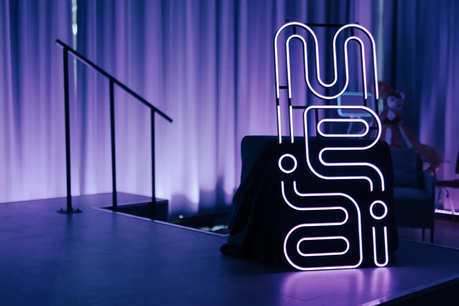 Neon MIRAI na scenie podczas wydarzenia Samorządu